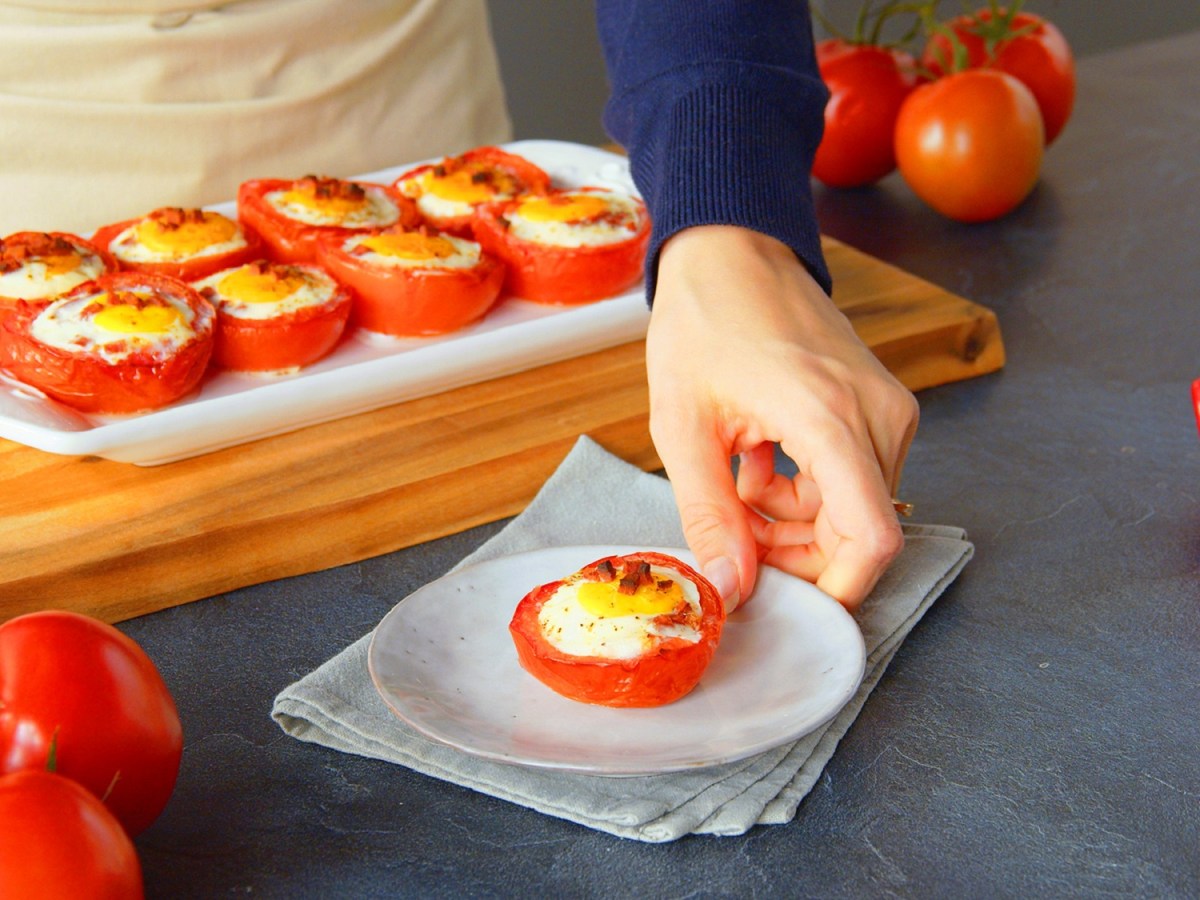 Brett mit gefÃ¼llten Tomaten