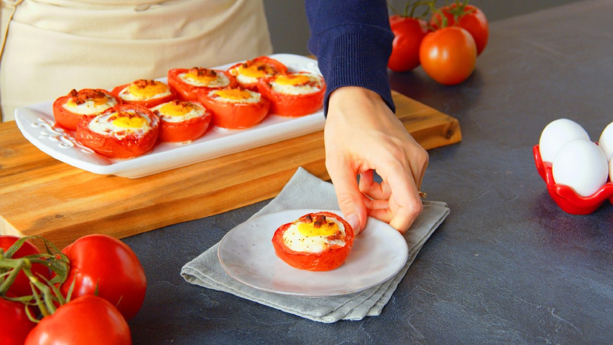 Brett mit gefÃ¼llten Tomaten