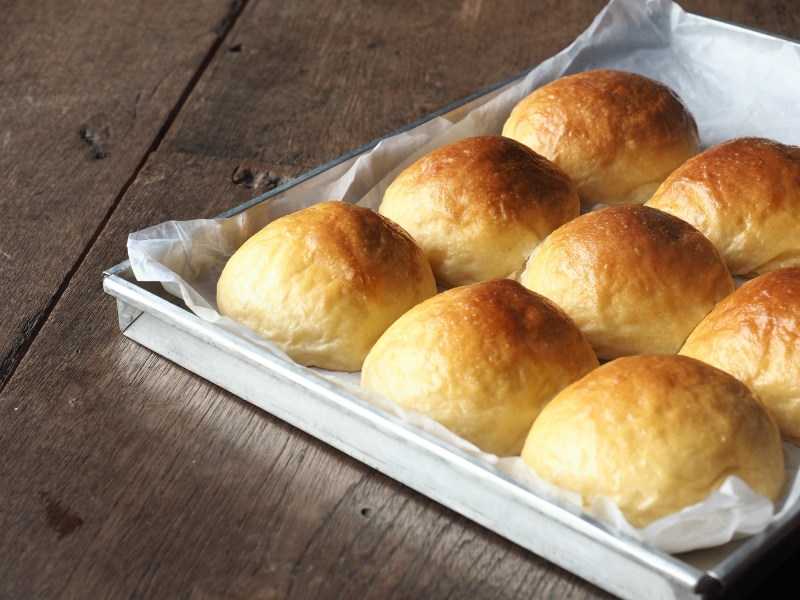 MartinsbrÃ¶tchen auf einem Backblech.