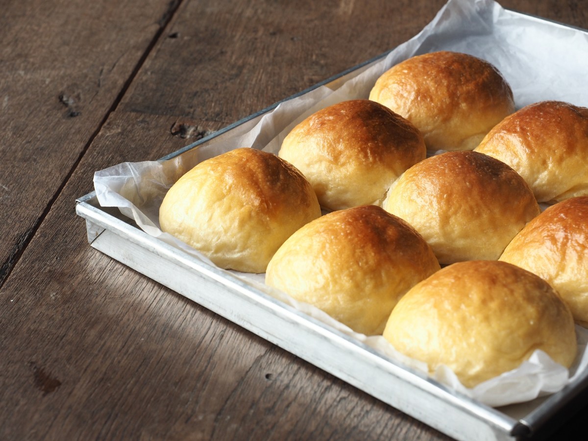 MartinsbrÃ¶tchen auf einem Backblech.