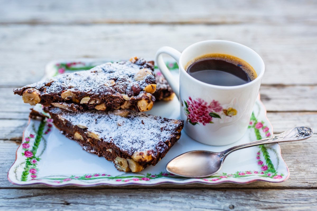 Teller mit zwei StÃ¼cken Panforte Di Siena und einer Tasse Kaffee