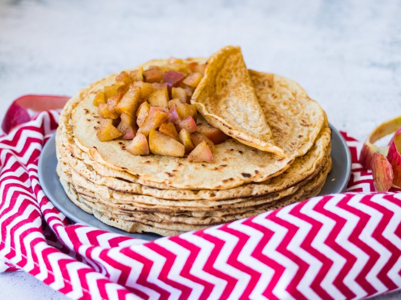 Teller mit Pfannkuchen mit BratapfelfÃ¼llung