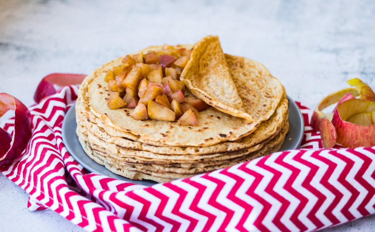 Teller mit Pfannkuchen mit BratapfelfÃ¼llung