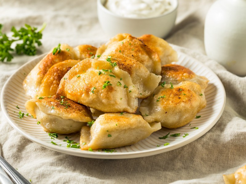 Pierogi mit Kohl-Kartoffel-FÃ¼llung auf einem Teller.