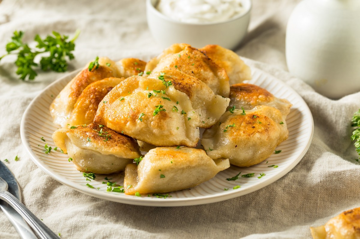 Pierogi mit Kohl-Kartoffel-FÃ¼llung auf einem Teller.