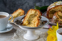 Ein Stück Pistazien-Orangen-Kuchen