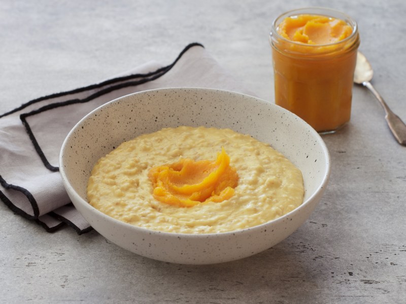 Eine SchÃ¼ssel Porridge mit sÃ¼ÃŸer KÃ¼rbiscreme.