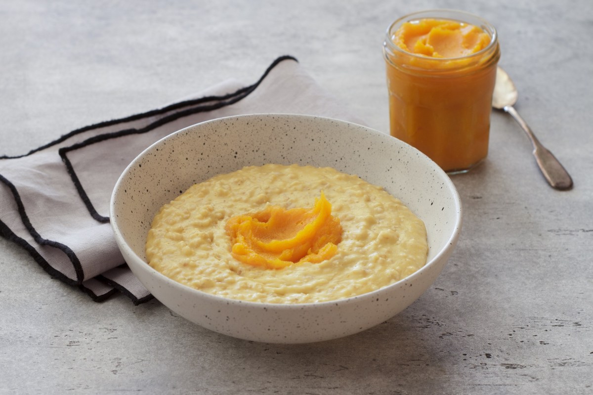 Eine SchÃ¼ssel Porridge mit sÃ¼ÃŸer KÃ¼rbiscreme.