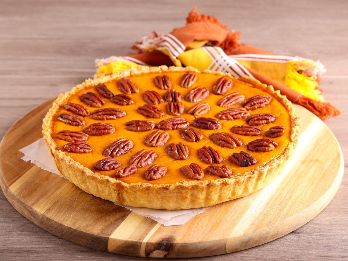 Ein Pumpkin Pie mit PekannÃ¼ssen.