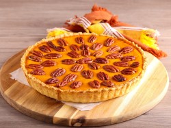 Ein Pumpkin Pie mit Pekannüssen.