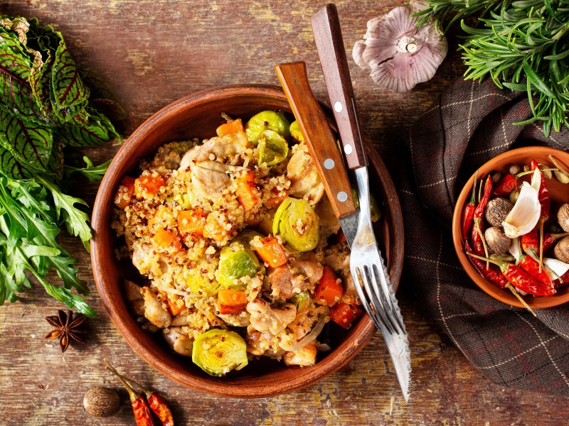 Quinoasalat mit Rosenkohl und HÃ¤hnchen in einer SchÃ¼ssel.