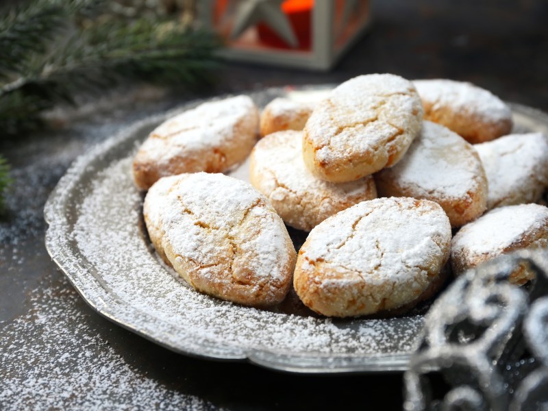 Ein Teller mit Ricciarelli.