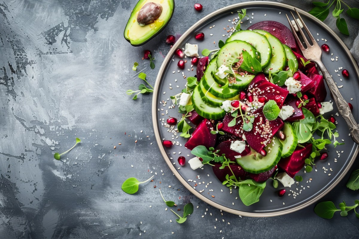 Teller mit Rote-Bete-Gurken-Salat mit Feta