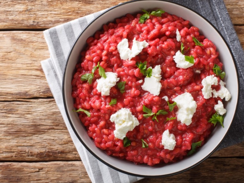 Rote-Bete-Orzotto mit Ziegenkäse in der Draufsicht.