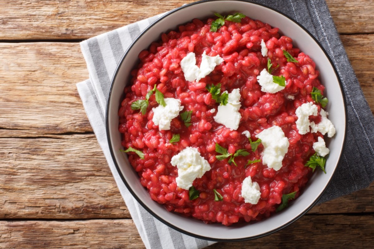 Rote-Bete-Orzotto mit Ziegenkäse in der Draufsicht.