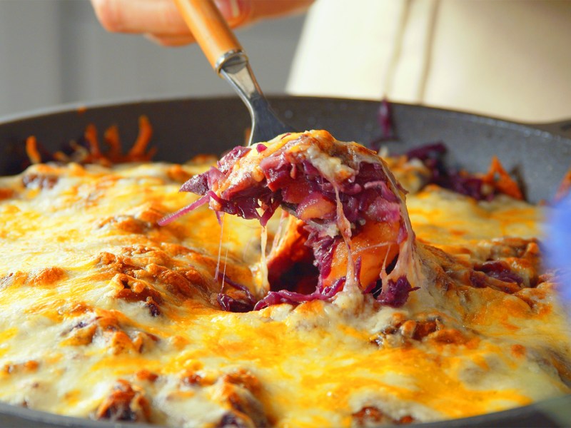 Eine Pfanne mit Rotkohl-Auflauf mit Schupfnudeln.