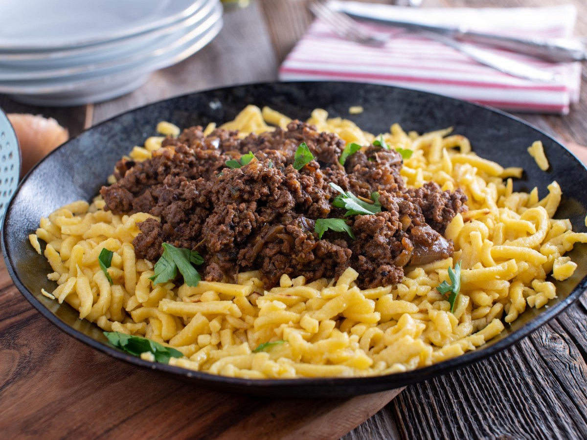 Eine Pfanne Spätzle mit Hackfleisch.