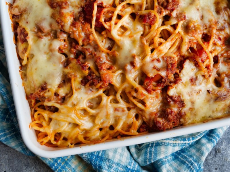 Ein Spaghetti-Bolognese-Auflauf in der Draufsicht.