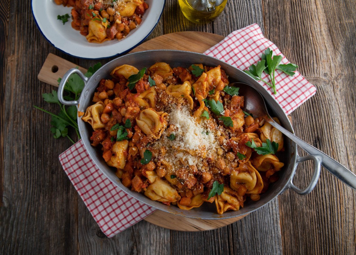 Eine SchÃ¼ssel Tortellini mit Kichererbsen.