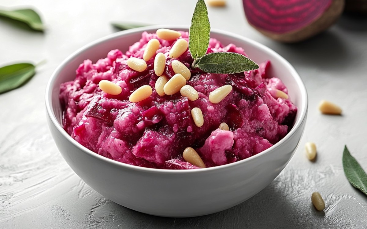 Eine SchÃ¼ssel mit tÃ¼rkischem Rote-Bete-Salat.