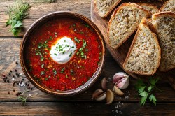 Schale mit vegetarischem Borschtsch, Brot daneben