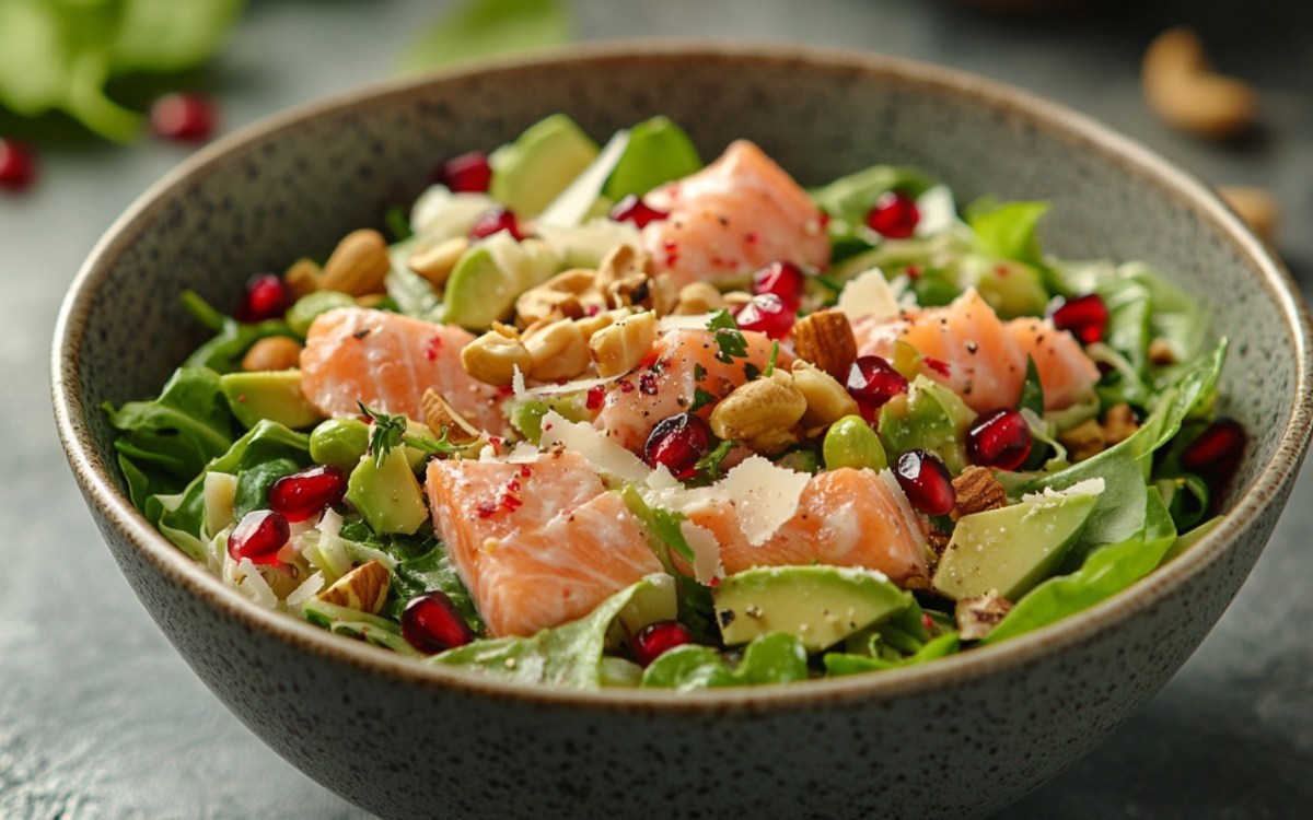 Eine SchÃ¼ssel Wirsing-Lachs-Salat.