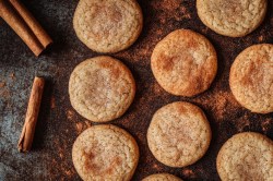 Mehrere Zimt-Cookies auf dem Tisch