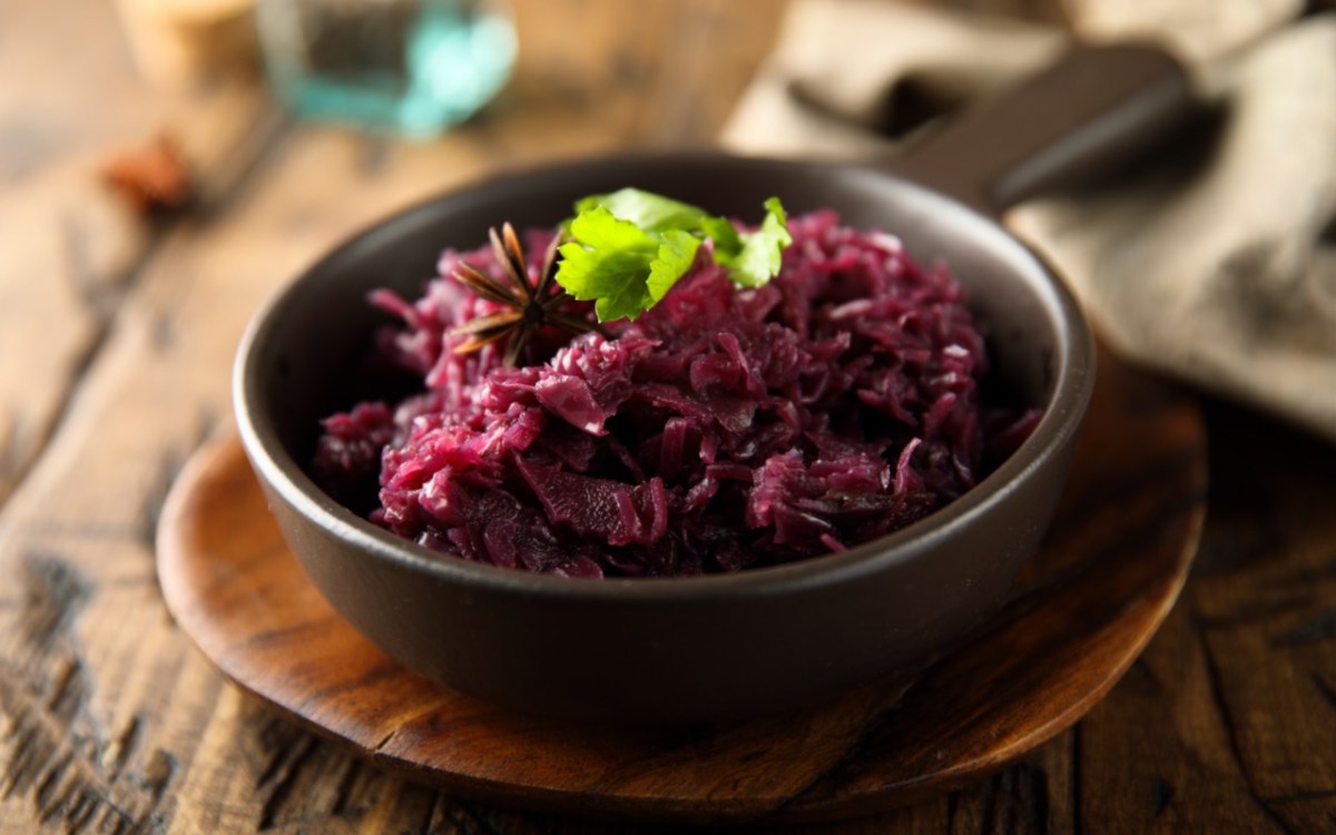 Eine Schale mit Asia-Rotkohl.