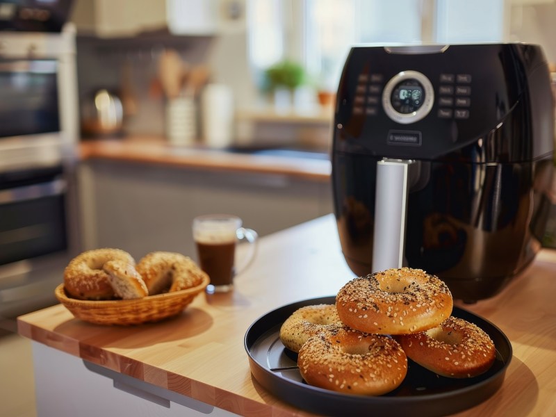 Bagel aus dem Airfryer, HeiÃŸluftfritteuse dahinter