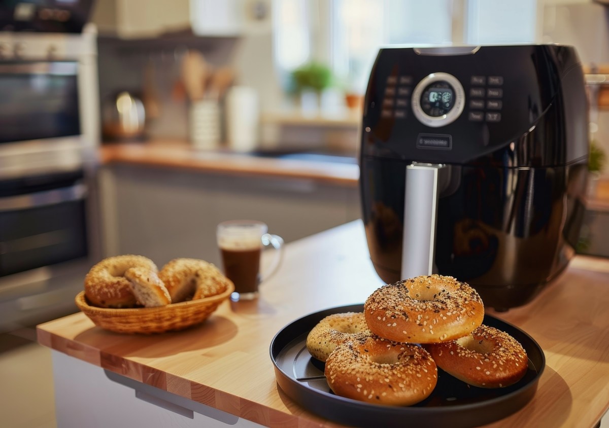 Bagel aus dem Airfryer, HeiÃŸluftfritteuse dahinter