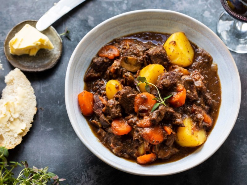 Eine Portion Boeuf bourguignon in einer Schale in der Draufsicht.