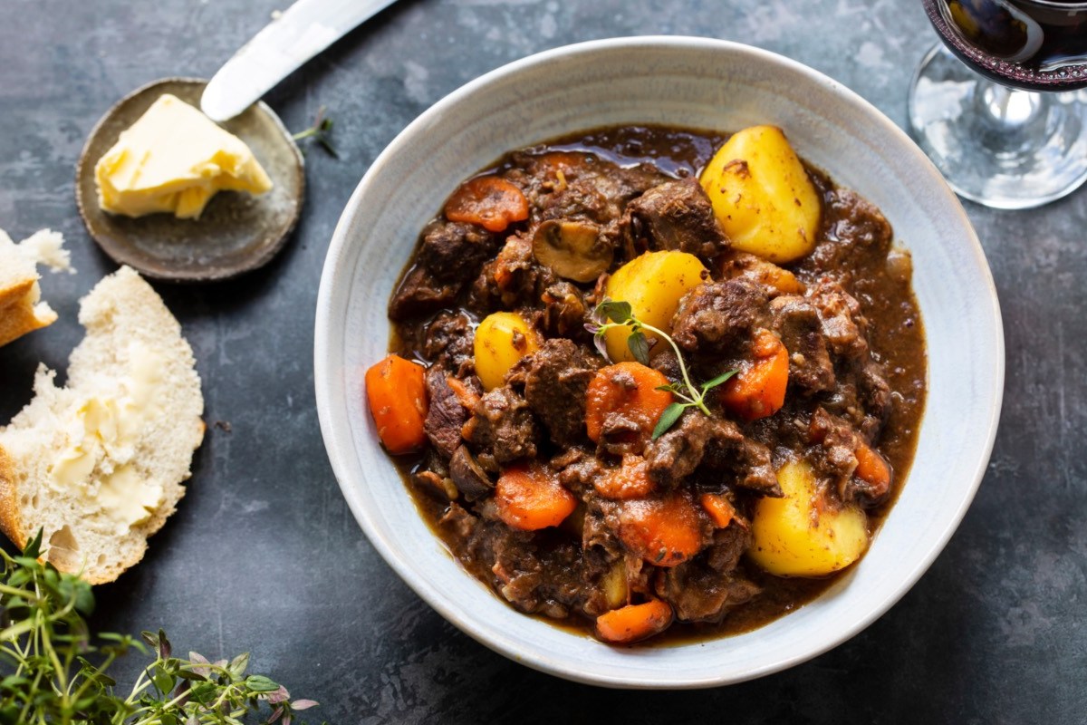 Eine Portion Boeuf bourguignon in einer Schale in der Draufsicht.