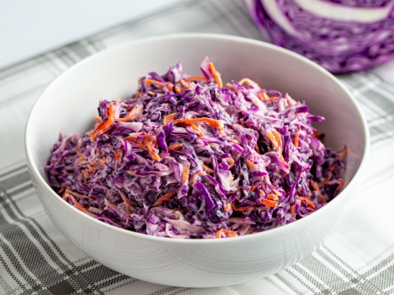 Eine Schüssel Coleslaw mit Rotkohl.