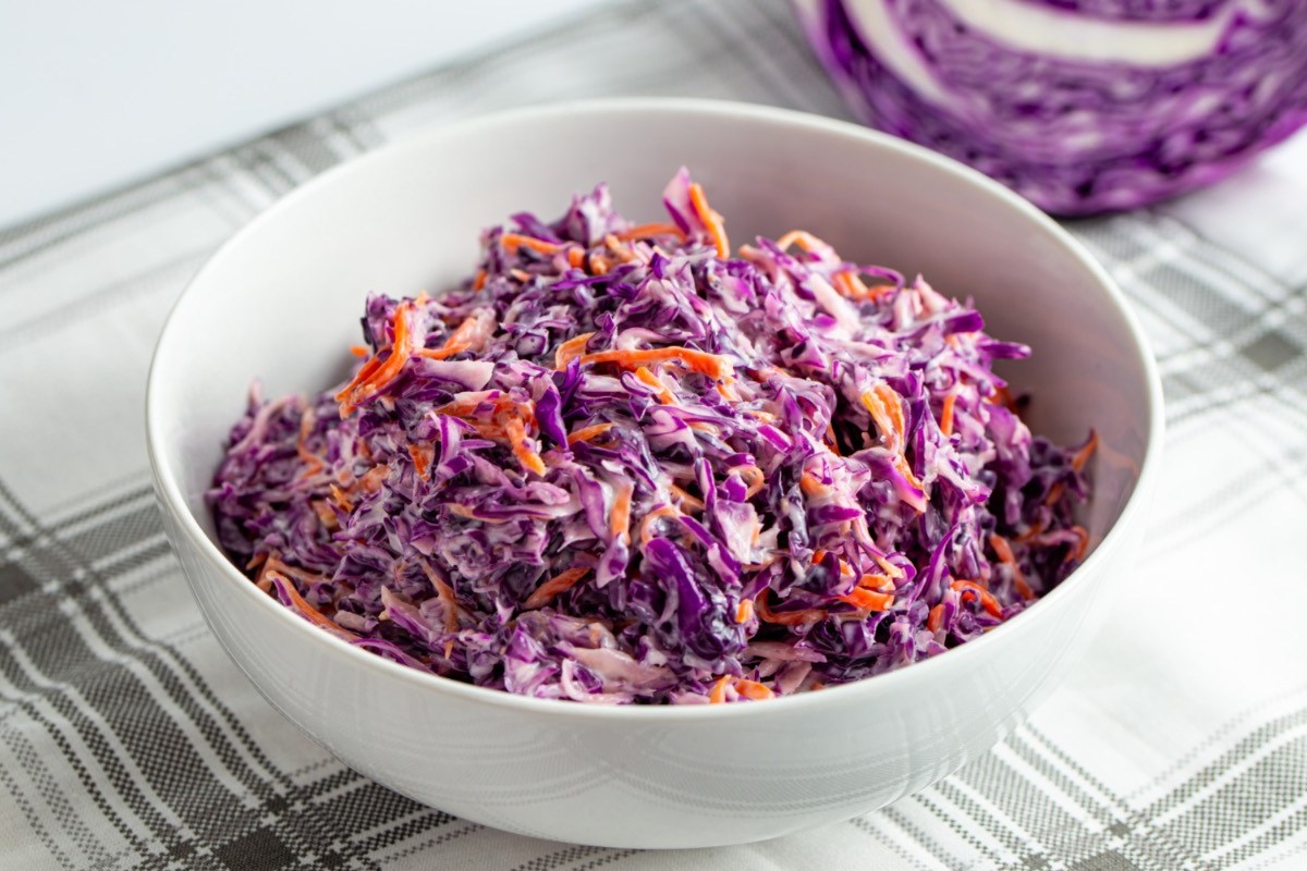 Eine Schüssel Coleslaw mit Rotkohl.