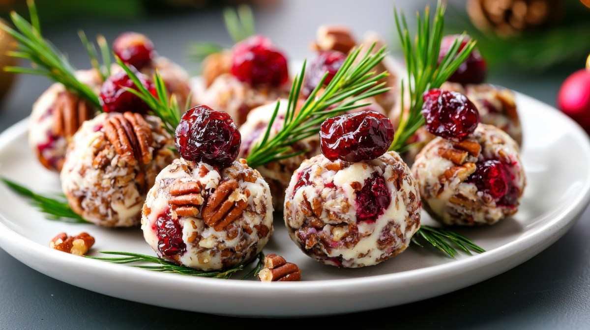 Teller mit Cranberry-FrischkÃ¤se-BÃ¤llchen