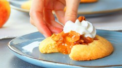 Crmbl Cookies mit Apfel. Von diesem hier wurde bereits abgebissen.