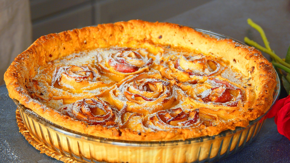 EierlikÃ¶r-Apfelkuchen in einer glÃ¤sernen Backform.