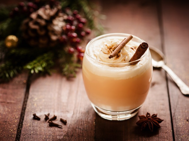 Glas Eierpunsch auf einem Tisch, Weihnachtsdeko