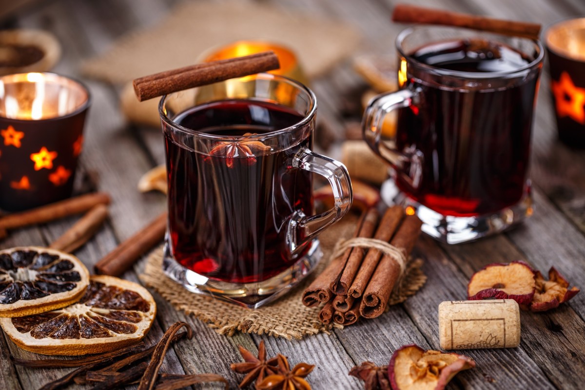 GlÃ¼hwein selber machen: 2 GlÃ¤ser GlÃ¼hwein mit Zimtstange und Anisstern garniert.