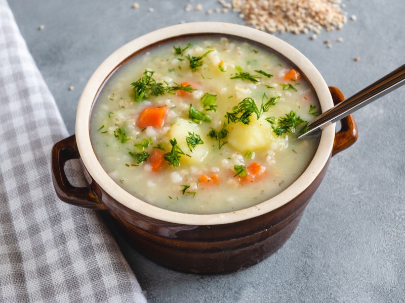 Eine SchÃ¼ssel Graupensuppe mit Kartoffeln.