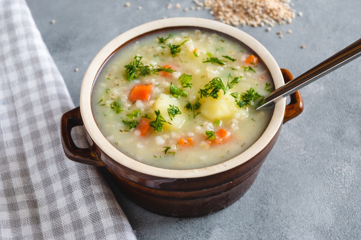 Eine SchÃ¼ssel Graupensuppe mit Kartoffeln.