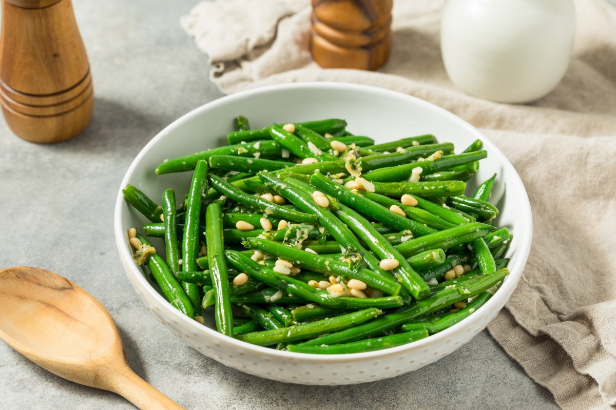 Eine Schale grÃ¼ne Bohnen mit Knoblauch.