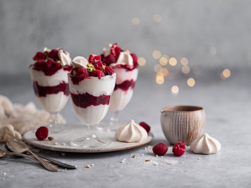 Drei GlÃ¤ser Eton Mess mit Himbeeren