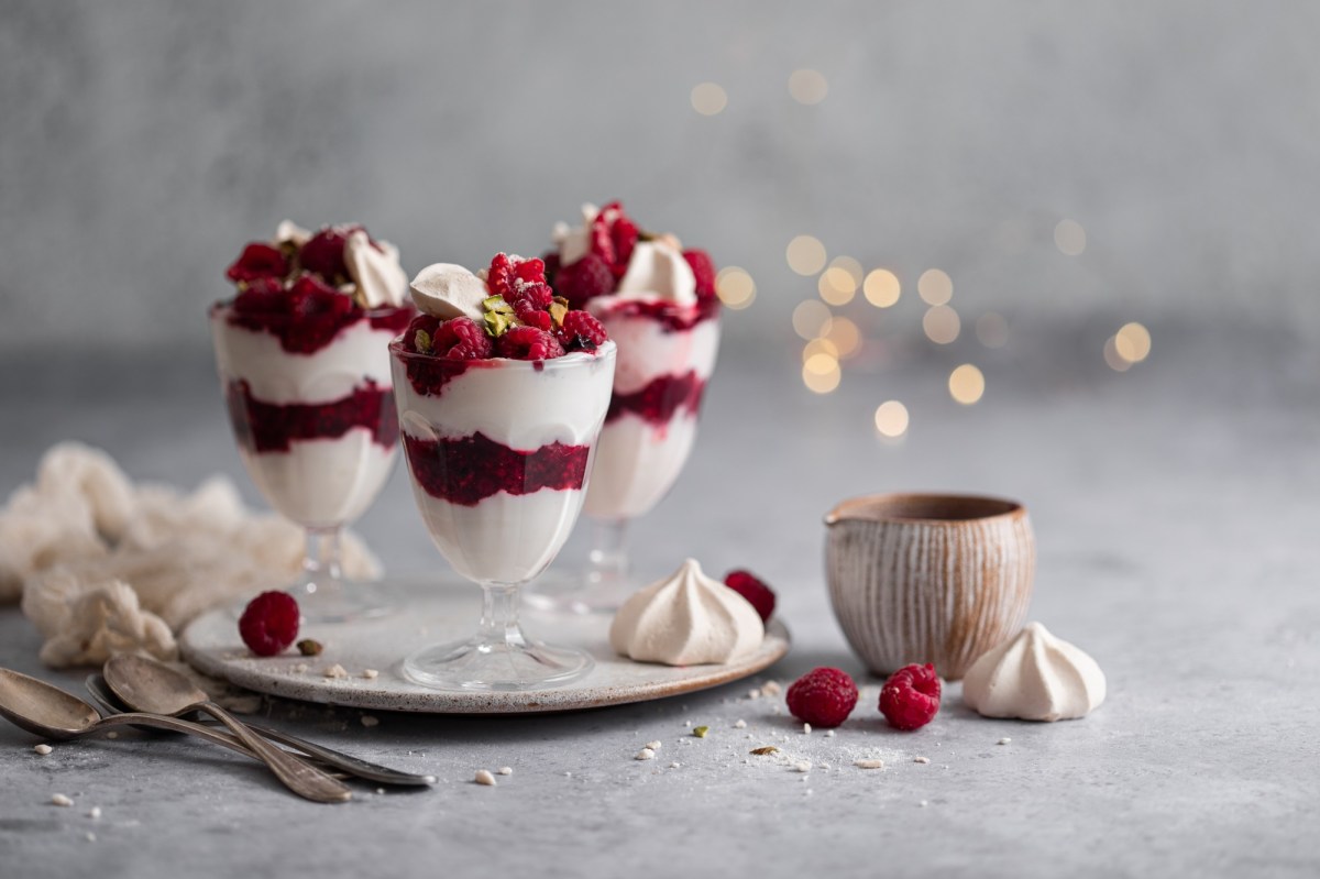 Drei GlÃ¤ser Eton Mess mit Himbeeren