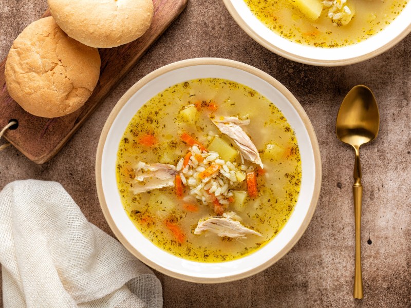 Eine SchÃ¼ssel HÃ¼hnersuppe mit Reis.