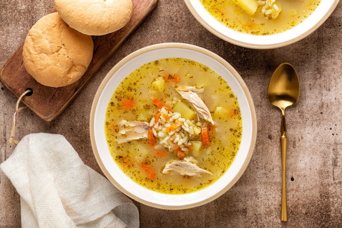 Eine SchÃ¼ssel HÃ¼hnersuppe mit Reis.