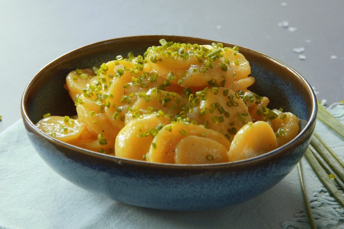 Eine Schale Kartoffelsalat mit Essig und Ã–l.