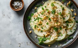 Ein Teller Kohlrabi-Carpaccio in der Draufsicht.