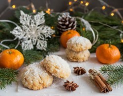 Kokosplätzchen mit weihnachtlicher Deko dahinter