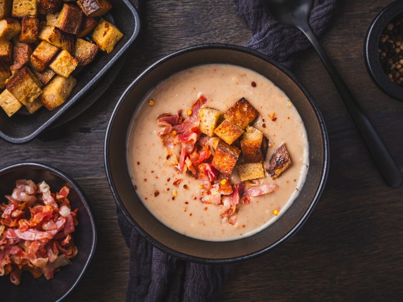 Schale mit Maronencremesuppe mit knusprigem Speck und CroÃ»tons.